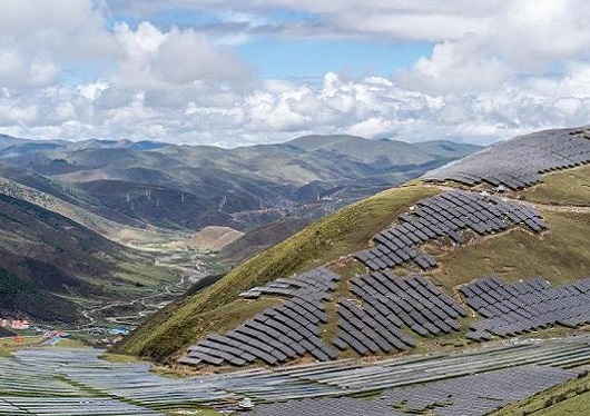 雅砻江两河口水电站水光牧互补一期项目